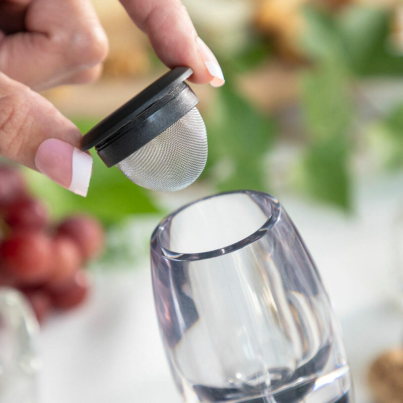 Una persona colocando el filtro del Aireador de Vino 