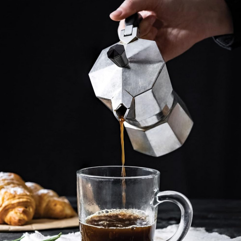 Una persona sirve café con la cafetera italiana