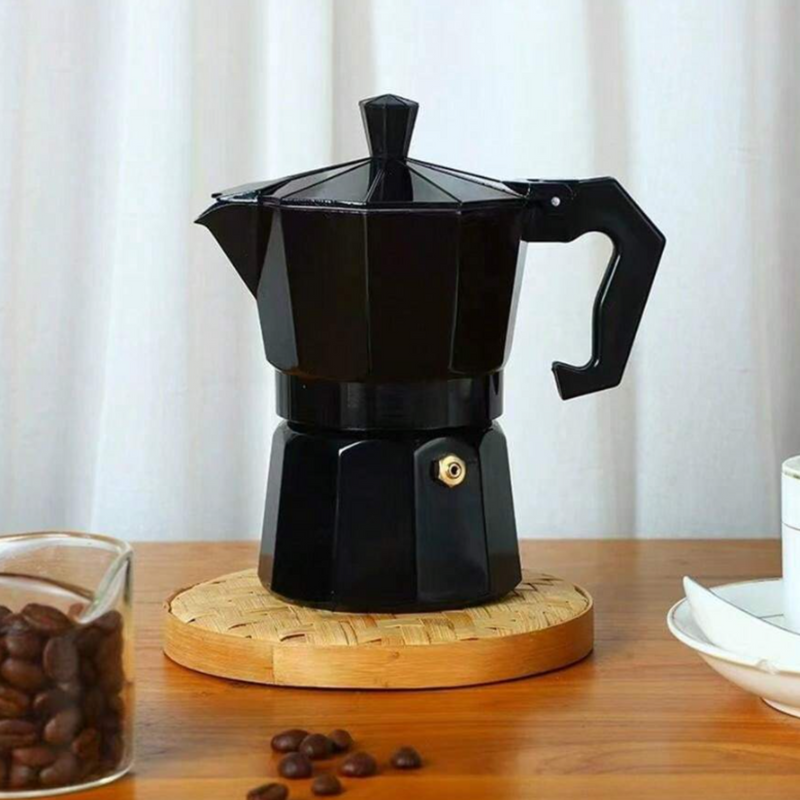 cafetera italiana negra sobre la mesa