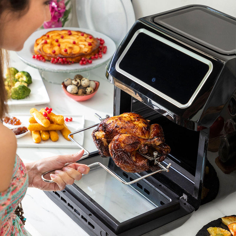  La Freidora de Aire Pro Max 12L en acción, asando un pollo entero dorado y jugoso gracias a su potente tecnología de circulación de aire 360º. Su espaciosa capacidad y el accesorio de pincho de asador garantizan una cocción uniforme y un acabado crujiente por fuera y tierno por dentro, ideal para disfrutar de recetas gourmet en casa.