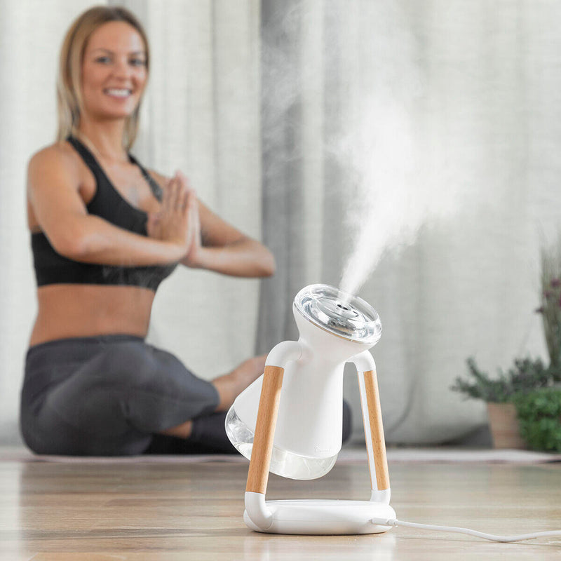 Humidificador y soporte para móvil con un diseño moderno en color blanco, ajustado en un ángulo de 180º.
