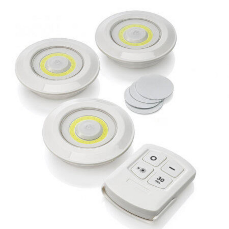 Luces LED WT-141 iluminando un salón de lujo, con control remoto para ajustar la intensidad de la luz y crear un ambiente exclusivo.

