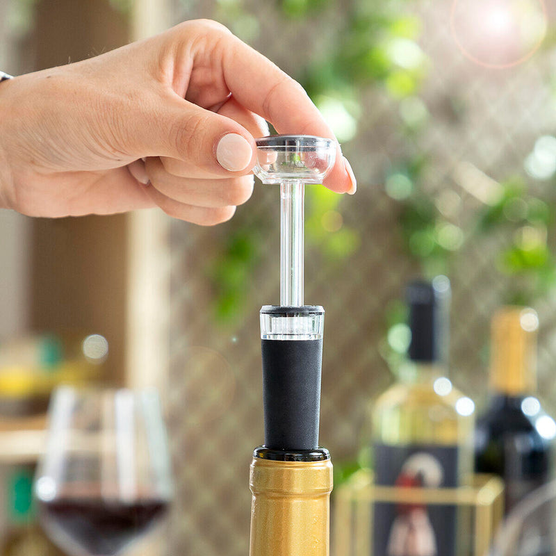 Tapón de vacío para vino que conserva el vino por más tiempo, retirando el aire de la botella para mantener su frescura.


