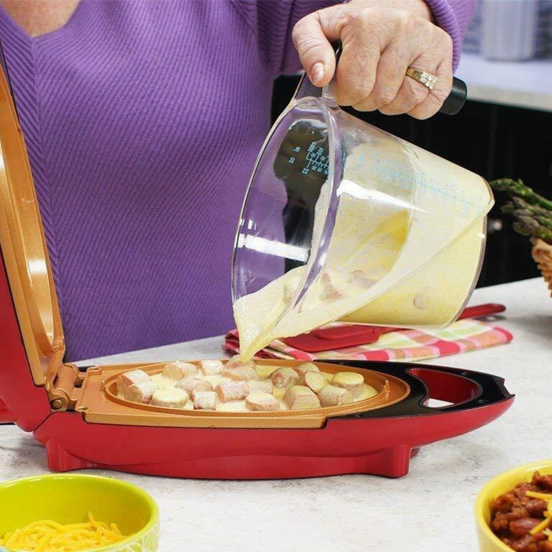 Persona cocinando en la Sartén Plancha Eléctrica Cobre, destacando la cocina rápida y saludable gracias a su superficie antiadherente y calentamiento uniforme.