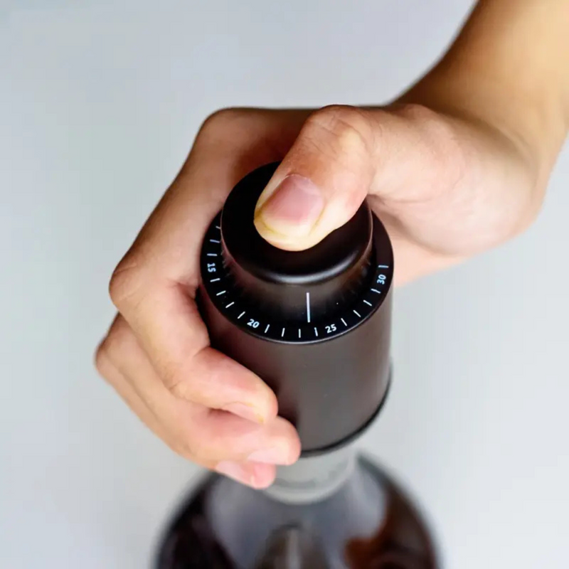 Foto mostrando la función de escala de fecha en el tapón, permitiendo un control preciso del tiempo de conservación del vino abierto.


