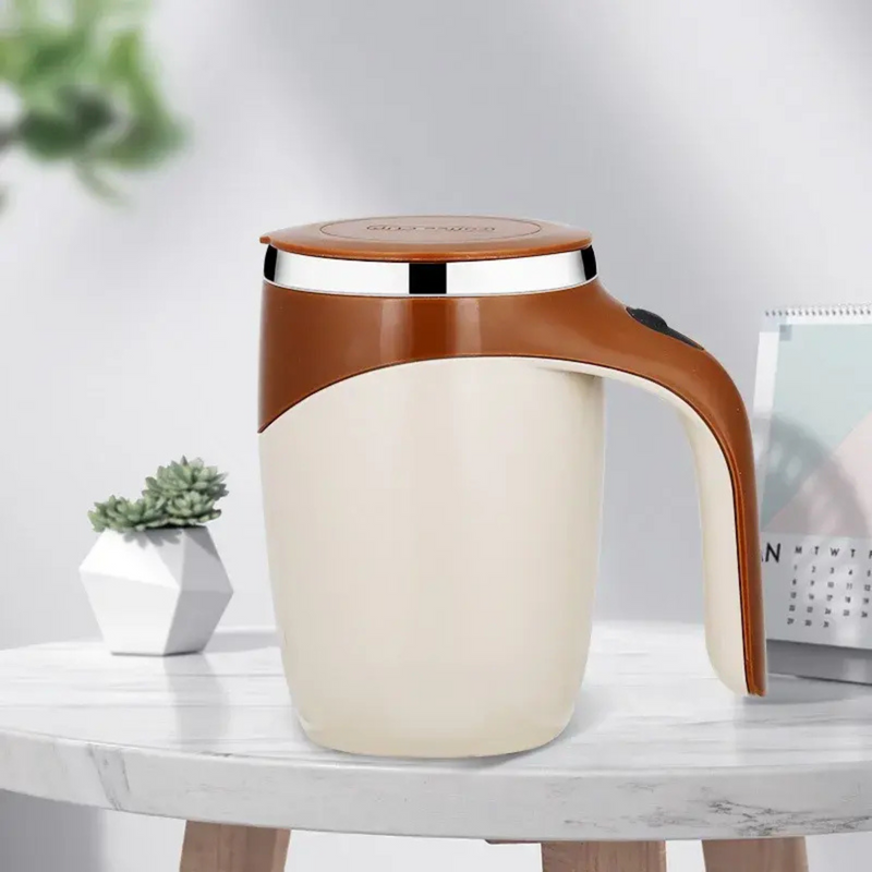 Taza Mezcladora en un entorno moderno, destacando su estética refinada y su diseño compacto, perfecto para cocinas y oficinas elegantes.